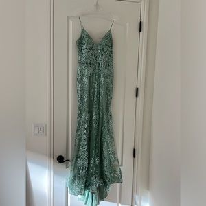 prom/winter formal dress. Only have worn once and In perfect condition! 160$❤️